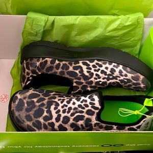 Oofos Cheata shoes. They are a size 7.5 but they run small so they